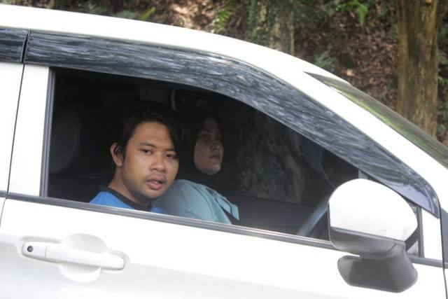 DA (kiri) pembunuh Indri. Di sampingnya adalah pemeran DP dalam adegan rekonstruksi yang digelar polisi. Foto: kumparan