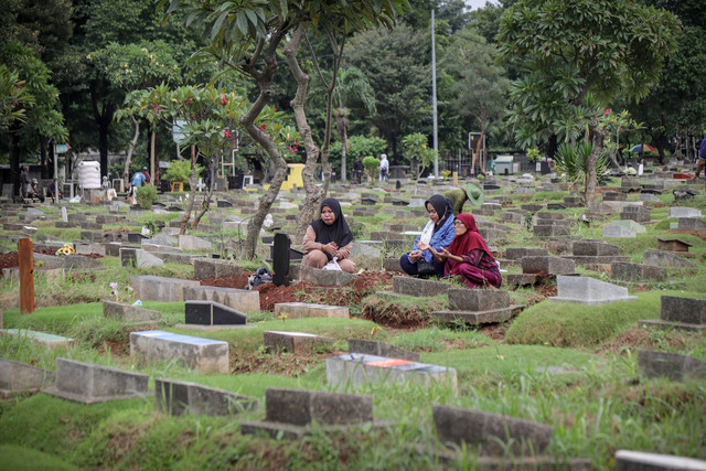 Umat Muslim dianjurkan untuk mengamalkan doa ziarah kubur lengkap untuk mendoakan yang telah tiada. Foto: Jamal Ramadhan/kumparan