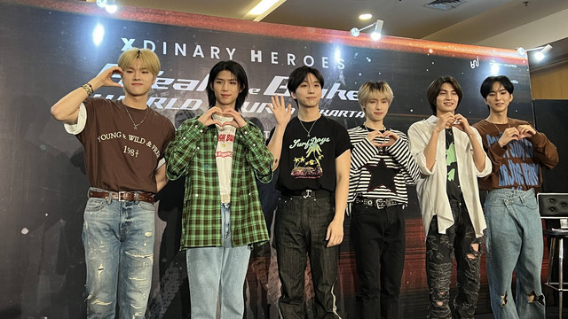 Band Korea Xdinary Heroes saat menggelar konferensi pers di Jakarta, sehari sebelum mereka menggelar konser 'Break The Brake' di The Kasablanka Hall, Jumat (1/3/2024). Foto:  Alethea Carissa/kumparan