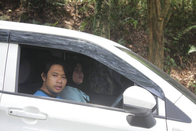 Didot pembunuh Indri, dan pemeran Indri korban cinta segitiga maut, dalam adegan rekonstruksi yang digelar polisi. Foto: kumparan