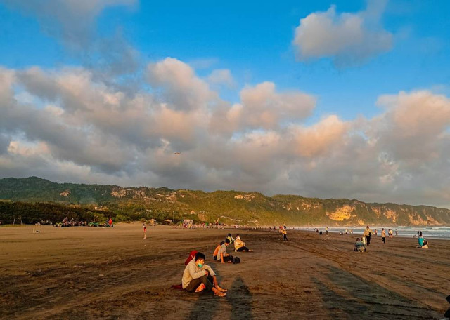 Ilustrasi Pantai Pasir Hitam di Jogja, Bukan Tempat Sebenarnya. Sumber Unsplash/Lusia Komala Widiastuti