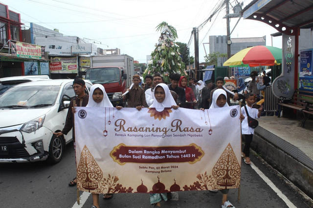 Warga Purwokerto Wetan Pawai menyusuri jalan raya (Dok. Pribadi)
