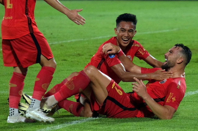 Pesepak bola Persija Jakarta Marko Simic (kanan) berselebrasi bersama Rayhan Hannan (tengah) usai mencetak gol ke gawang Dewa United pada pertandingan BRI Liga 1 di Stadion Kapten I Wayan Dipta, Gianyar, Bali, Sabtu (2/3/2024). Foto: Nyoman Hendra Wibowo/ANTARA FOTO