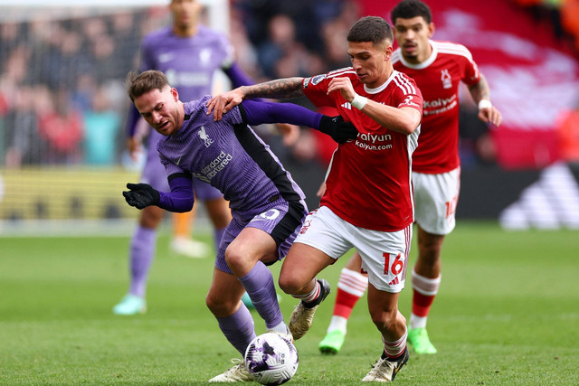 Pemain Liverpool Alexis Mac Allister beraksi dengan pemain Nottingham Forest Nicolas Dominguez pada Premier League di The City Ground, Nottingham, Inggris, Sabtu (2/3/2024). Foto: Action Images via Reuters/Andrew Boyers