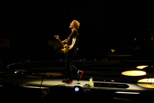 Penyanyi Ed Sheeran membawakan lagu pada konser bertajuk Ed Sheeran +-=:x tour in Indonesia di Jakarta International Stadium (JIS), Jakarta, Sabtu (2/3/2024). Foto: Asprilla Dwi Adha/ANTARA FOTO