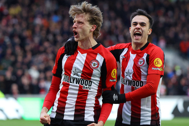 Pemain Brentford Mads Roerslev berselebrasi usai mencetak gol pertama mereka dengan Sergio Reguilon pada Liga Premier, di Stadion Komunitas Brentford, London, Inggris, Sabtu (2/3/2024). Foto: Toby Melville/REUTERS
