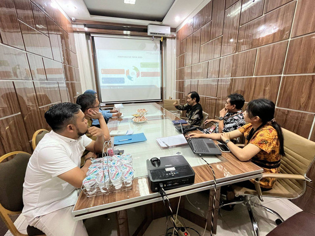 Analis Kebijakan Ahli Muda BSKDN Kemendagri, Marlon H. Naibaho, saat melakukan kunjungan kerja bersama tim di Bandung Barat pada 19 Februari 2024. Foto: Dok. Kemendagri