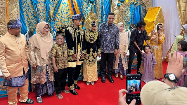 Capres 01 Anies Baswedan menghadiri pernikahan warga Kampung Akuarium, Jakarta Utara, Minggu (3/3/2024). Foto: Haya Syahira/kumparan