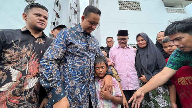 Capres 01 Anies Baswedan menghadiri pernikahan warga Kampung Akuarium, Jakarta Utara, Minggu (3/3/2024). Foto: Haya Syahira/kumparan