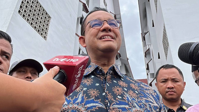 Capres 01 Anies Baswedan menghadiri pernikahan warga Kampung Akuarium, Jakarta Utara, Minggu (3/3/2024). Foto: Haya Syahira/kumparan