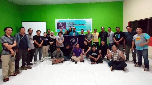 Foto bersama usai pelaksanaan Konferta ke-VI AJI Manado