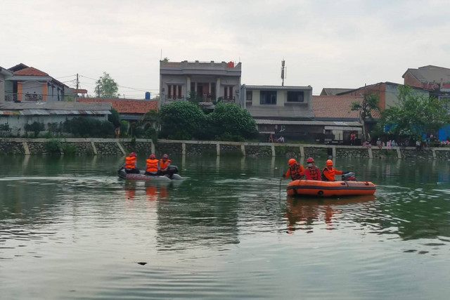 Tim SAR gabungan temukan remaja yang tenggelam di Danau Situ Rawa Badung, Jatinegara, Cakung, Jaktim, Minggu (3/3/2024). Foto: Dok. Istimewa