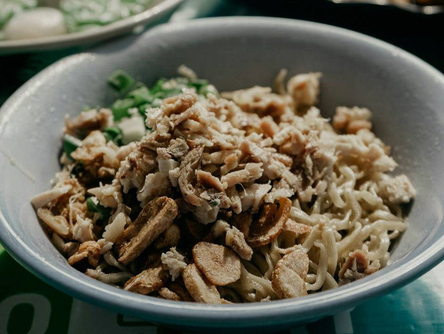 mie ayam legendaris di Bandung. Foto hanya ilustrasi, bukan tempat sebenarnya. Sumber: Unsplash/indira tjokorda