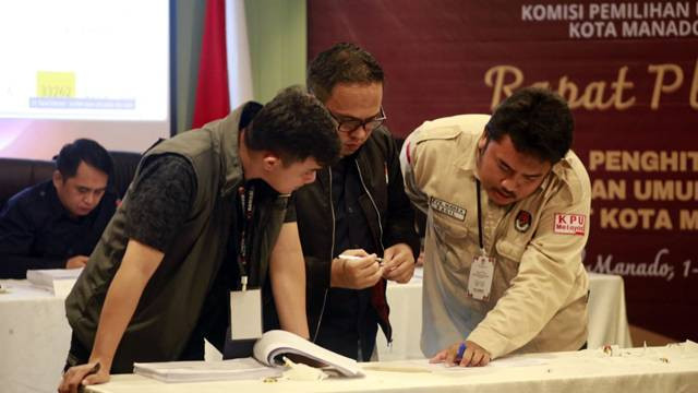 Perwakilan KPU dan Bawaslu saat mencermati laporan dugaan kesalahan DPT pada Pleno Rekapitulasi Hasil Penghitungan Suara Pemilu 2024.