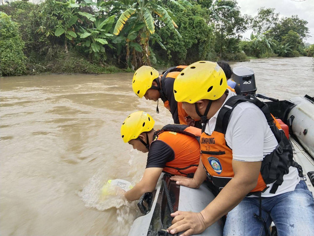 Tim SAR Gabung Saat Melakukan Penyisiran Dengan Menggunakan Perahu Karet | Foto : Dok. Basarnas Lampung