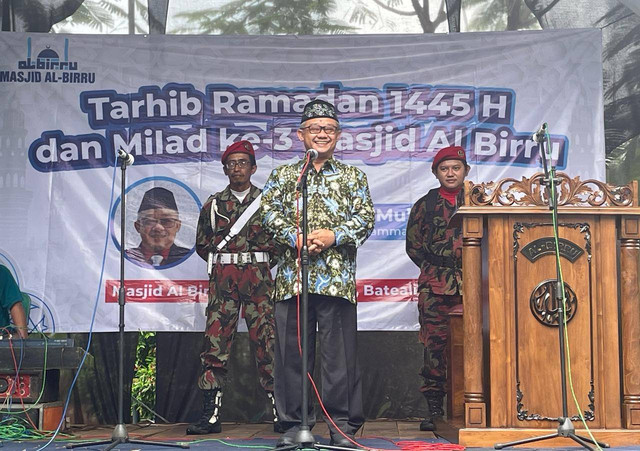 Sekum PP Muhammadiyah Abdul Mu'ti saat menyampaikan ceramah dalam acara Tarhib Ramadan dan Milad ke-3 Masjid Al Birru di Desa Mindahan Kidul, Batealit, Jepara, Minggu (4/3). Foto: Arifin Asydhad/kumparan