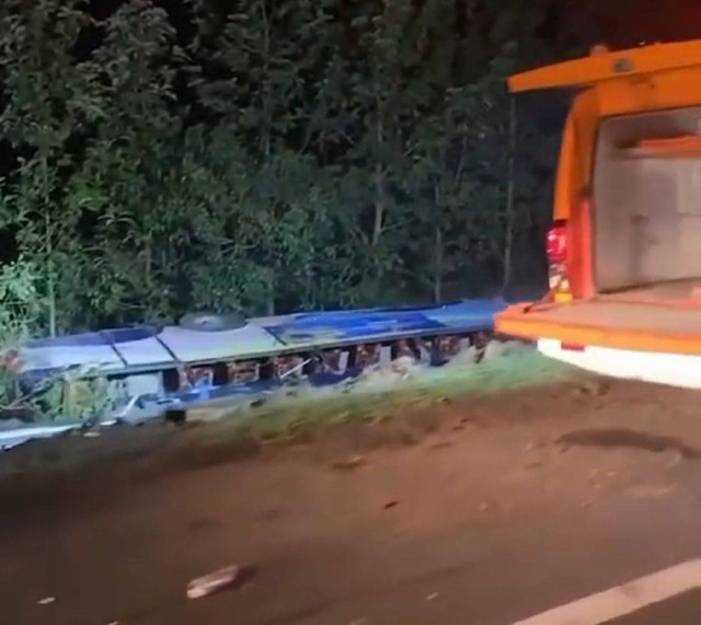 Bus Blue Star terguling akibat kecelakaan tunggal di Tol Cipali KM. 178 Majalengka. (3/3/2024). Foto: Dok. Istimewa