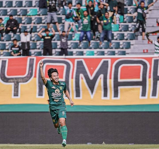 M. Iqbal usai cetak gol cepat. Foto: Official Persebaya