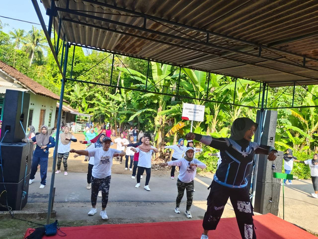 KKN Universitas Ahmad Dahlan (UAD) menggelar acara jalan sehat dan senam bersama warga Pedukuhan Besole (Dok. Istimewa)