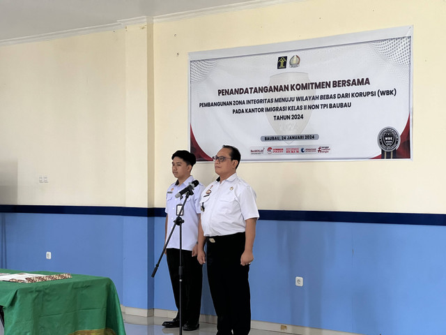Teguh Santoso, Kakanim Baubau membentuk Tim Zona Integritas dengan melakukan penandatanganan komitmen bersama jajaran (sumber: humas kanim baubau)