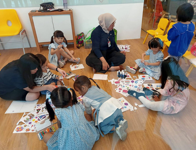Komunikasi dua arah bisa mempercepat anak belajar Bahasa Inggris. Foto: Masruroh/Basra