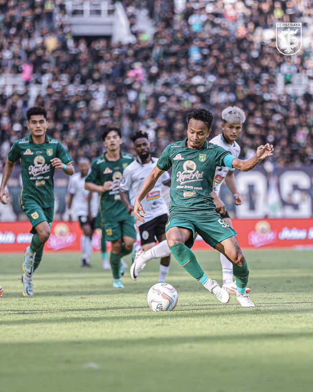 Persebaya Surabaya vs PSS Sleman dalam laga pekan ke-27 Liga 1 2023/24 di Stadion Gelora Bung Tomo pada Minggu (3/3). Foto: X @persebayaupdate