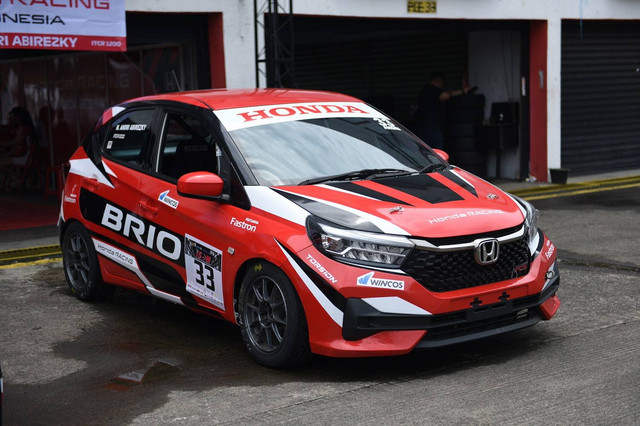 Honda Brio milik tim balap Honda Racing Indonesia (HRI) di Sirkuit Sentul, Bogor. Foto: dok. PT Honda Prospect Motor