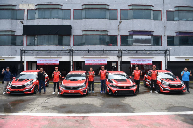 Jajaran mobil balap Honda Racing Indonesia (HRI) di Sirkuit Sentul, Bogor. Foto: dok. PT Honda Prospect Motor