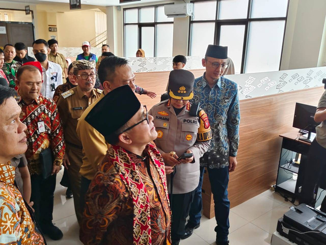 Menteri Pendayagunaan Aparatur Negara dan Reformasi Birokrasi (MenPAN RB), Abdullah Azwar Anas, melihat ke outlet Pegadilan Negeri (PN) setempat saat melakukan sidak di Mal Pelayanan Publik (MPP) yang bertempat di DPMPTSP Kabupaten Cirebon, Senin (4/3). Foto: Tarjoni/Ciremaitoday