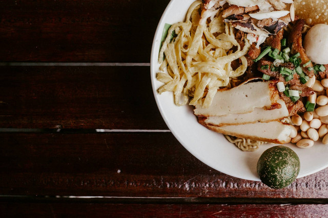 Mie Kocok Legendaris di Bandung. Foto Hanya Ilustrasi, Bukan Tempat Sebenarnya. Sumber Unsplash Lampos Aritonang