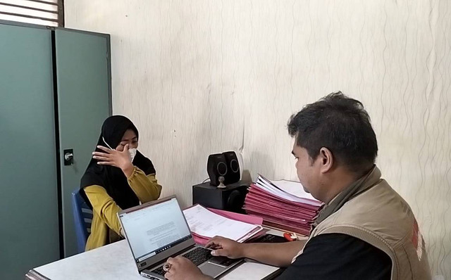 Petugas kepolisian saat memeriksa Lisa Yanti, istri yang potong kemaluan suaminya. (foto: Polres Muba)
