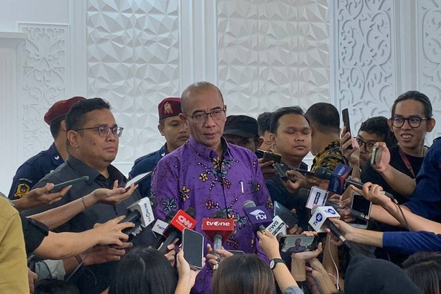 Ketua KPU Hasyim Asy'ari bersama Ketua Bawaslu Rahmat Bagja di Kantor KPU, Jakarta, Senin (4/3/2024). Foto: Luthfi Humam/kumparan