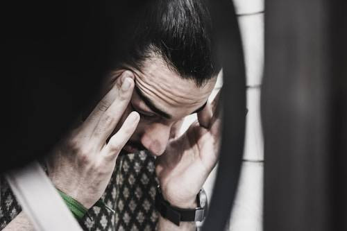 Ilustrasi Perbedaan Emosional dan Sentimental. Sumber: Unsplash