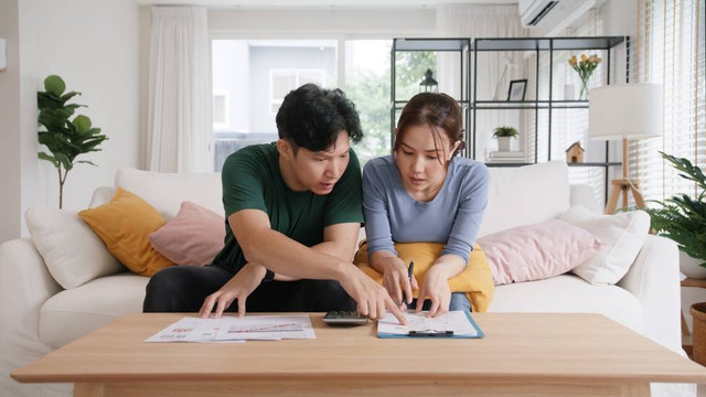 Tips frugal living dengan memanfaatkan kartu kredit. Foto: Shutterstock