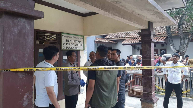 Polisi saat olah TKP di rumah korban perampokan di Desa Tenajar Kidul Kecamatan Kertasmaya Kabupaten Indramayu. (4/3/2024) Foto: Dok. Istimewa
