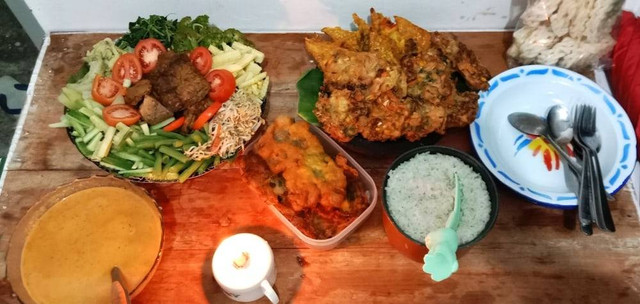 Ilustrasi Waroeng Klangenan, Bukan Tempat Sebenarnya. Sumber Unsplash/Inna Safa