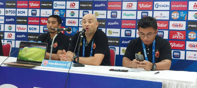 Bernardo Tavares usai laga Persis Solo vs PSM Makassar dalam lanjutan Liga 1 di Stadion Manahan pada Senin (4/3/2024) malam WIB. Foto: Tim kumparan