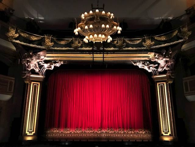 Ilustrasi Jenis teater tradisional. Sumber: unsplash.com/Gwen King