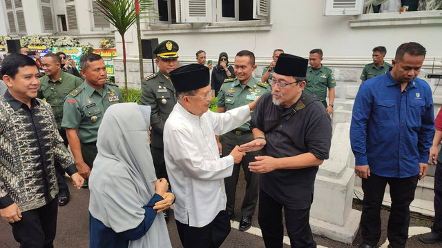 Mantan Wakil Presiden RI, Jusuf Kalla, saat hadir di tempat persemayaman Solihin GP di Kodam III/Siliwangi pada Selasa (5/3). Foto: Rachmadi Rasyad/kumparan
