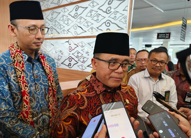 Menteri Pendayagunaan Aparatur Negara dan Reformasi Birokrasi (MenPANRB), Abdullah Azwar Anas, saat memberikan keterangan pers usai sidak di MPP Kabupaten Cirebon, Senin (4/3). Foto: Tarjoni/Ciremaitoday