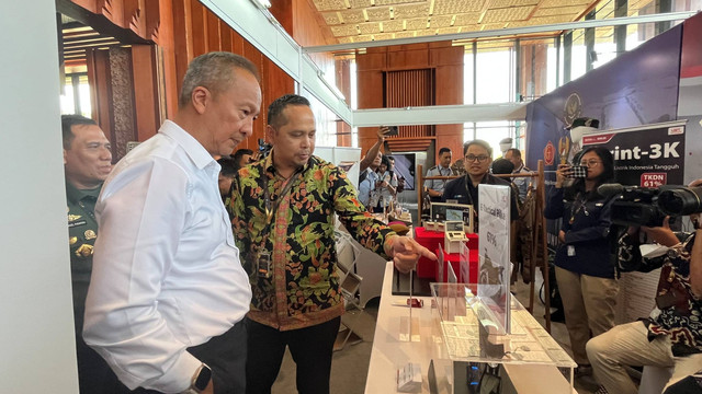 Menteri Perindustrian (Menperin) Agus Gumiwang Kartasasmita saat mengunjungi booth industri di Business Matching 2024 di Denpasar, Bali pada Selasa (5/3/2024). Foto: Widya Islamiati/kumparan