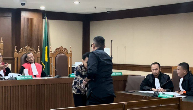 Adam Deni menyalami Ahmad Sahroni di persidangan, PN Jakarta Pusat, Selasa (5/3/2024). Foto: Hedi/kumparan