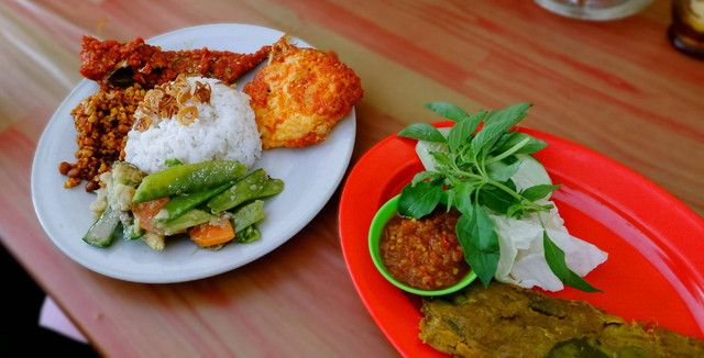 Nasi Uduk Paru Pakdi Jogja. Foto hanya ilustrasi, bukan gambar sebenarnya. Sumber: Unsplash/ Inna Safa.