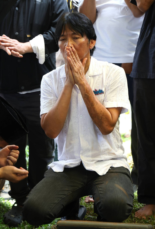 Musisi Bimbim Slank mengantarkan jenazah ayahnya Sidharta M Soemarno saat dimakamkan di TPU Karet Bivak, Jakarta, Selasa (5/3/2024). Foto: Dok. Agus Apriyanto