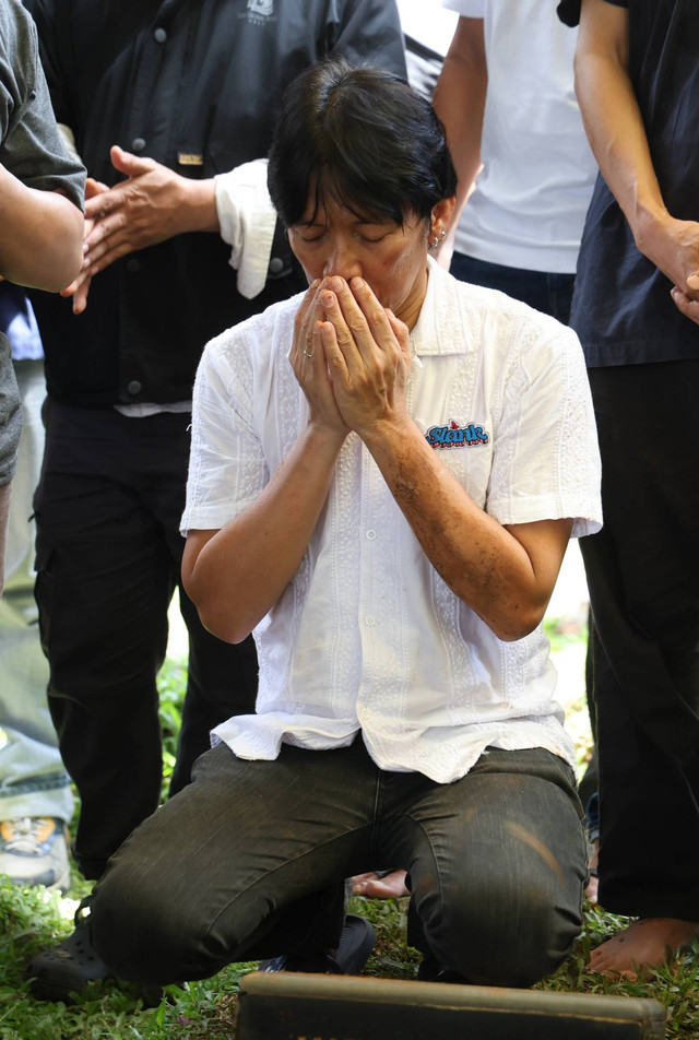 Musisi Bimbim Slank mengantarkan jenazah ayahnya Sidharta M Soemarno saat dimakamkan di TPU Karet Bivak, Jakarta, Selasa (5/3/2024). Foto: Dok. Agus Apriyanto