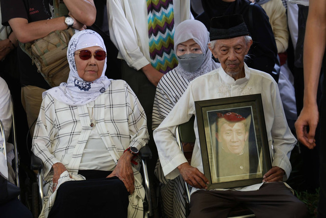 Suasana pemakaman ayah Bimbim Slank Sidharta M Soemarno di TPU Karet Bivak, Jakarta, Selasa (5/3/2024). Foto: Dok. Agus Apriyanto