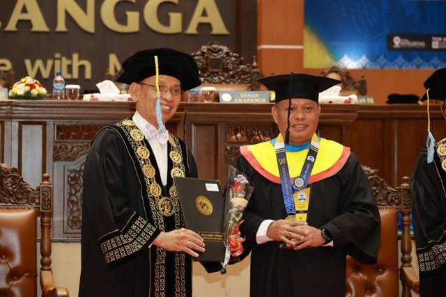 Agus Sudaryanto saat wisuda. Foto: Humas Unair