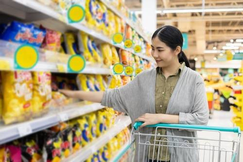 Ilustrasi ibu berbelanja sembako. Foto: GBJSTOCK/Shutterstock