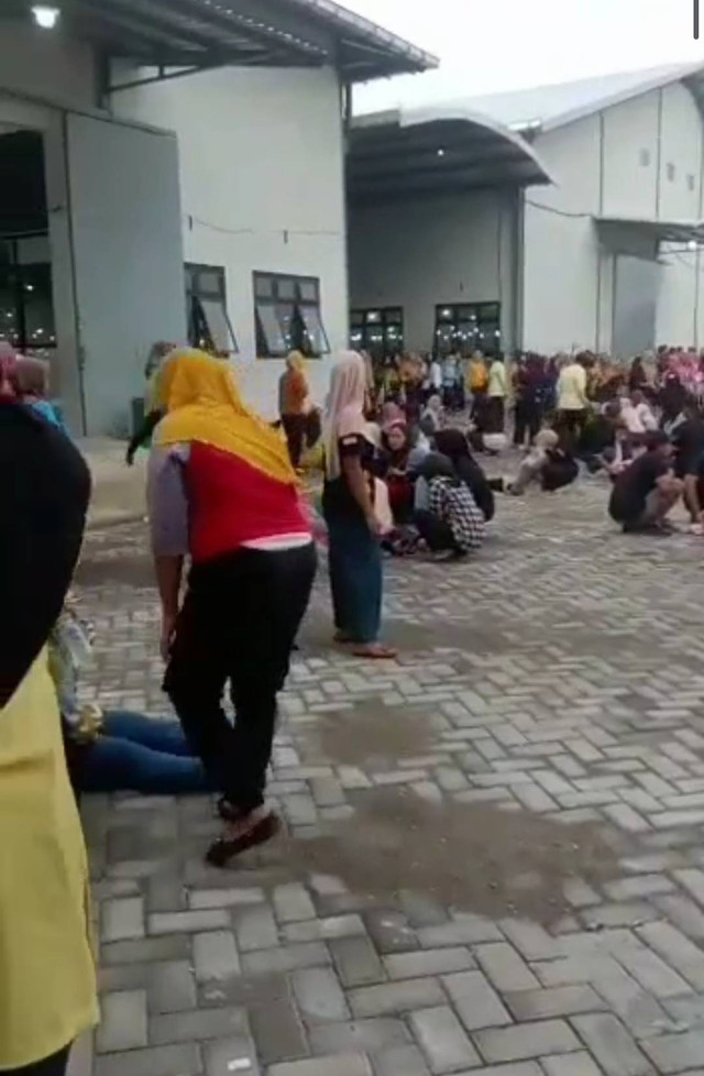 Puluhan karyawan pabrik rokok jenis Mitra Produksi Sigaret (MPS) mitra PT H.M. Sampoerna mengalami kesurupan massal pada Selasa (5/3/2024). Foto: Dok. Istimewa
