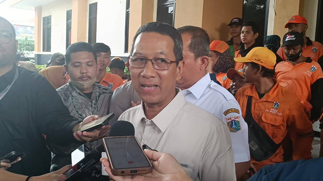 Pj Gubernur DKI Jakarta, Heru Budi Hartono tinjau kegiatan sembako murah di kantor Kecamatan Cilincing, Jakarta Utara, Rabu (6/3). Foto:  Fadlan Nuril Fahmi/kumparan